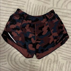 lululemon low rise 4inch hotty hot shorts in sold out red/blue camo color